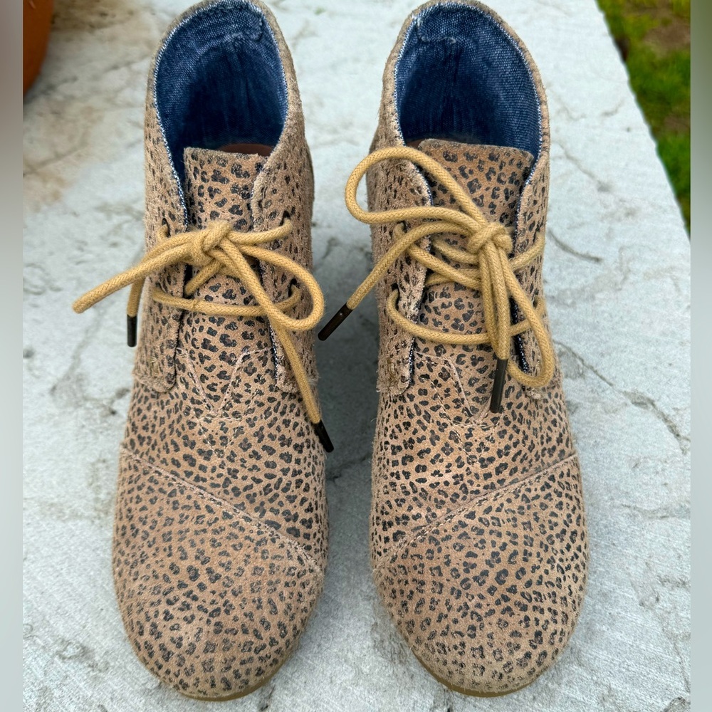 Tom’s Desert Shoe Leopard Print Wedge Heel Boots with Tan Laces Size 8